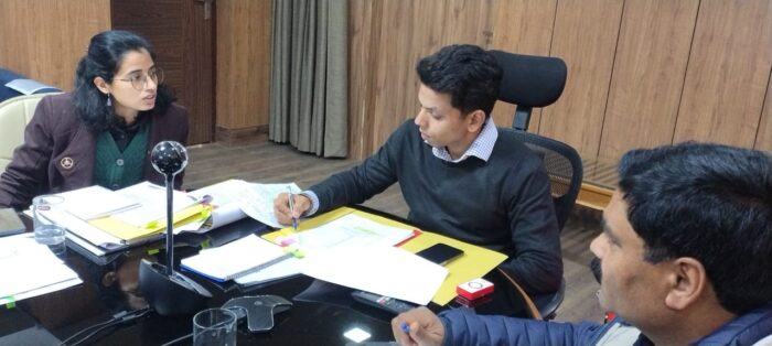 जिलाधिकारी की अध्यक्षता में हुई जनपद के नगरीय क्षेत्रों में अवस्थित मलिन बस्तियों के सुधार, विनियमितीकरण, पुनर्वासन एवं पुनर्व्यस्थापन के संबंध में महत्वपूर्ण बैठक