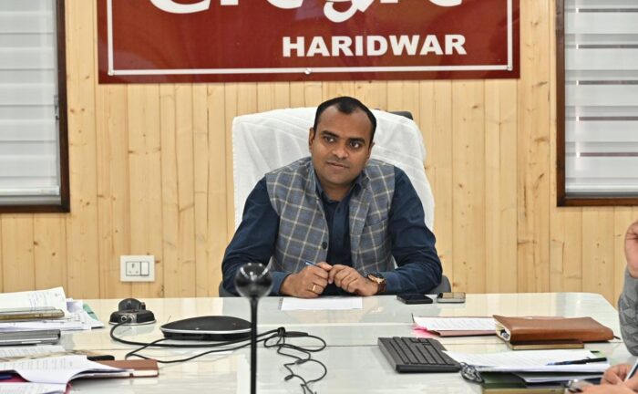 चार धाम यात्रा को सुव्यवस्थित ढंग से संचालित करने के लिए की जाने वाली तैयारी को लेकर जिलाधिकारी ने संबंधित अधिकारियों के साथ की बैठक