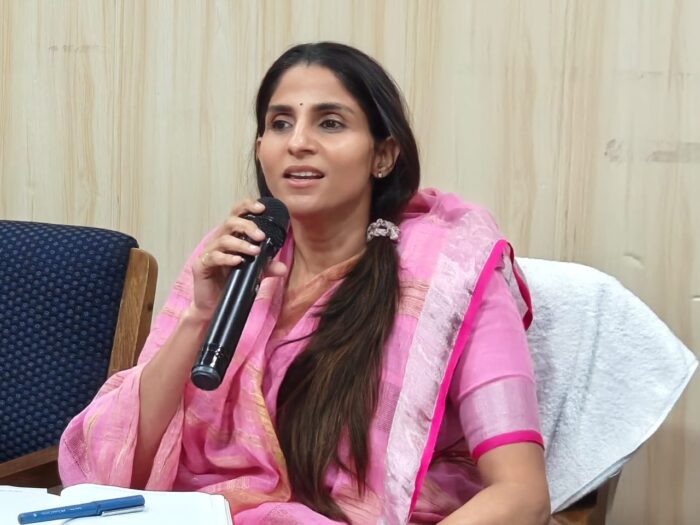 मेला अधिष्ठान ने मेले की बेहतर व्यवस्थाओं की चर्चा के लिए आज साधु संतों की एक बैठक बुलाई थी, काफी सारे संत शहर से बाहर होने के कारण नहीं पहुंच पाए बैठक में