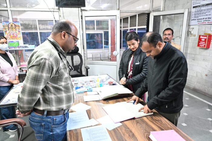 जिलाधिकारी मयूर दीक्षित ने देर रात्रि को उप जिला मेला चिकित्सालय एवं जिला महिला चिकित्सालय का किया औचक निरीक्षण