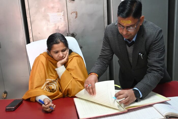 जिलाधिकारी नितिका खण्डेलवाल ने मंगलवार को किया कार्यालयों का औचक निरीक्षण