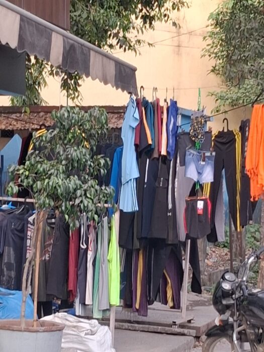 ना जीएसटी न सेल टैक्स न इंकम टैक्स हो रहा है करोड़ों की टैक्स चोरी का कारोबार , रेडीमेड कपड़ों में हो रहे है, लाखों के वारे न्यारे।हरिद्वार में एक हजार से अधिक रेडीमेड की दुकान है, जिसमें से 50 से अधिक बिल पर नहीं बेचते माल