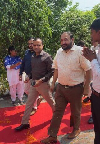 ग्रामीण क्षेत्र के बच्चों के बीच पहुंचे जिलाधिकारी, शिक्षक बनकर किया मार्गदर्शन