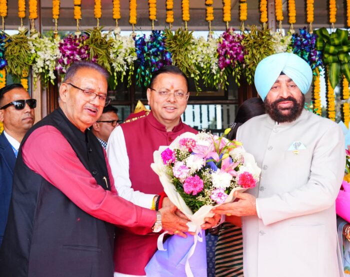 पुष्प प्रदर्शनी प्रतियोगिता की सर्वाधिक श्रेणियों में पुरस्कार जीतकर ’’रनिंग ट्राफी’’ आईआईटी रुड़की ने जीती।