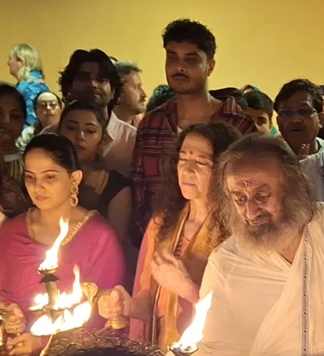 कथावाचक जया किशोरी एक सप्ताह पूर्व परमार्थ आश्रम में आकर स्वामी रवि शंकर जी से मिलि थी, यहां उन्होंने बाकायदा ऋषिकेश नगर का स्कूटर पर भ्रमण भी किया