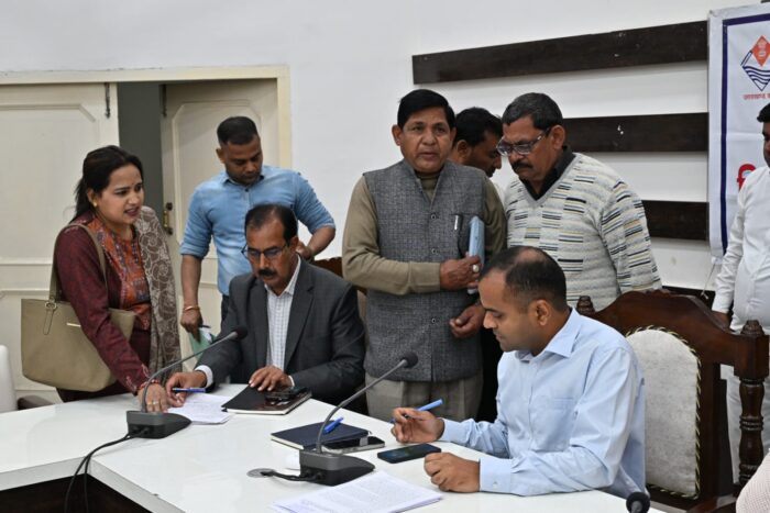 जनपद वासियों की समस्याओं को त्वरित निस्तारण के उदेश्य से जिलाधिकारी मयूर दीक्षित की अध्यक्षता में आयोजित हुआ जन सुनवाई कार्यक्रम