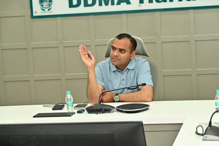 जनपद में एलपीजी गैस आपूर्ति को लेकर जिलाधिकारी मयूर दिक्षित ने की संबंधित अधिकारियों के साथ आवश्यक बैठक