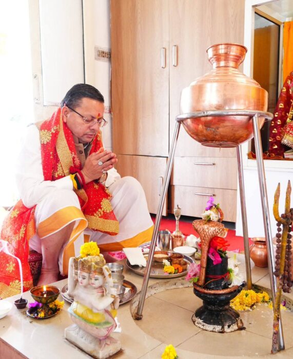 मुख्यमंत्री पुष्कर सिंह धामी ने शासकीय आवास पर हिंदू नव संवत्सर एवं पावन चैत्र नवरात्रि के प्रथम दिवस के शुभ अवसर पर विधि-विधान के साथ हवन-पूजन किया