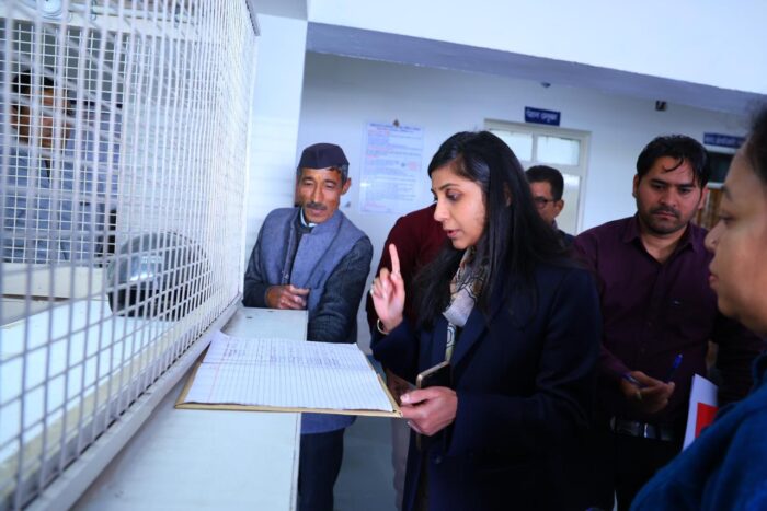 जिलाधिकारी ने कोषागार में किया डबल लॉक कक्ष, अभिलेख, स्टॉक तथा मरम्मत कार्यों का निरीक्षण