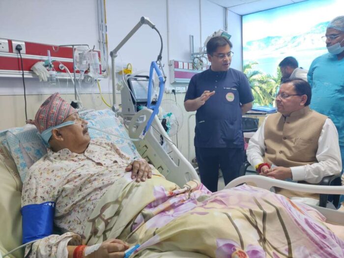 कैबिनेट मंत्री सतपाल महाराज का स्वास्थ्य खराब, सीएम धामी ने की अस्पताल में मुलाकात