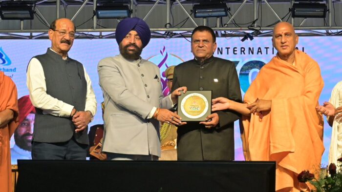 अंतर्राष्ट्रीय योग महोत्सव में डॉ. नरेश चौधरी सम्मानित