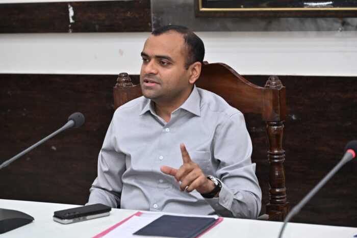 सड़क दुर्घटनाओं को नियंत्रण करने के लिए तेज रफ्तार एवं शराब पीकर वाहन चलने वालों पर की जाए सख्त कार्यवाही: जिलाधिकारी 