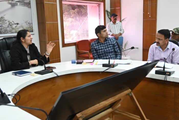 जिलाधिकारी की अध्यक्षता में कोटी कॉलोनी–जाख–डोबरा पर्यटन सड़क निर्माण से प्रभावित ग्रामीणों की समस्याओं को लेकर एक महत्वपूर्ण बैठक आयोजित