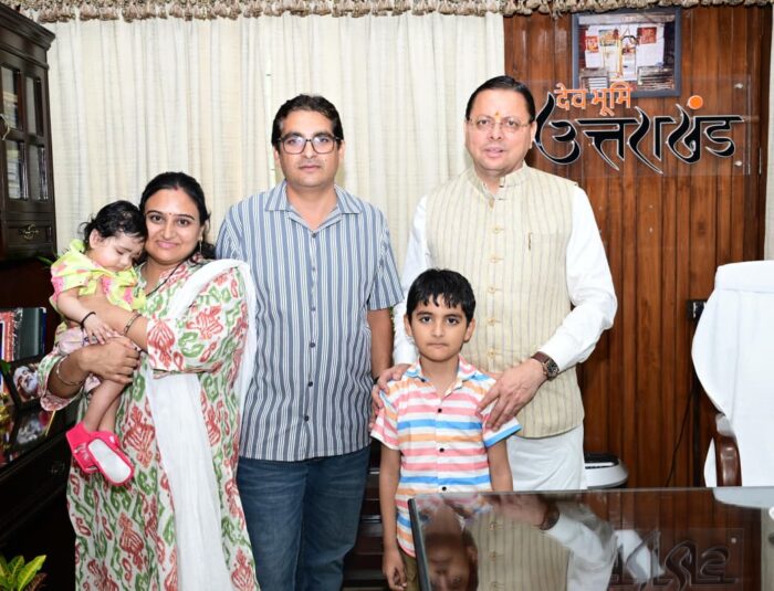 मुख्यमंत्री श्री पुष्कर सिंह धामी से बुधवार को मुख्यमंत्री कैंप कार्यालय में वरिष्ठ पत्रकार श्री हेम भट्ट ने परिवार सहित भेंट की। वार्ता के दौरान श्री भट्ट ने अपने प्रकरण से संबंधित विभिन्न बिंदुओं से मुख्यमंत्री को अवगत कराया