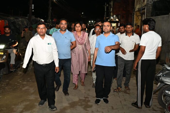 अपर रोड पर चल रहे सीवरेज के निर्माण कार्यों एव ब्रह्मपुरी पर सड़क मरम्मत कार्योंकी रफ्तार परखने देर रात्रि को कार्य स्थल का निरीक्षक करने पहुंचे जिलाधिकारी मयूर दीक्षित