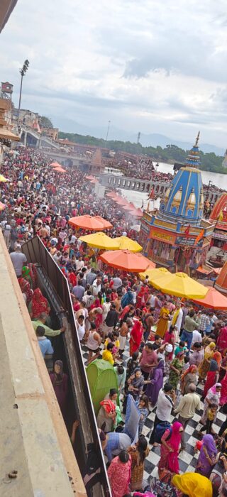 चारधाम यात्रा व्यवस्थाओ का जायजा लेने हरकी पौड़ी पहुंचे जिलाधिकारी मयूर दीक्षित