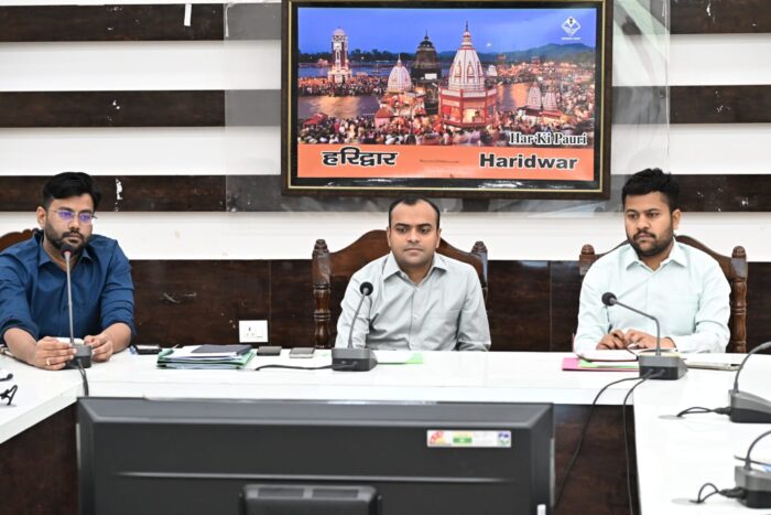 मां गंगा को स्वच्छ एवं निर्मल रखने के लिए किसी भी दशा में कूड़ा-कचरा गंगा नदी में न जाए – जिलाधिकारी