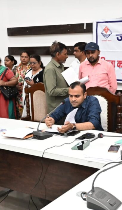 जनपद वासियों की समस्याओं को त्वरित निस्तारण के उदेश्य से जिलाधिकारी मयूर दीक्षित की अध्यक्षता में प्रत्येक सोमवार को आयोजित किया जा रहा है जन सुनवाई कार्यक्रम