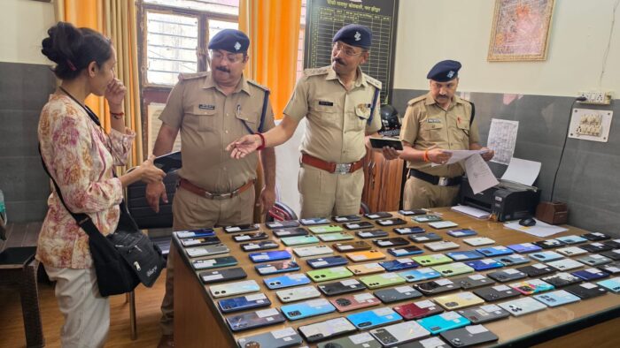 अपने खोए मोबाईल फोन मिलने की उम्मीद खो बैठे मोबाईल स्वामियों को हरिद्वार पुलिस ने दिया तोहफा। चेहरों पर लौट आई मुस्कान पुलिस का किया शुक्रिया