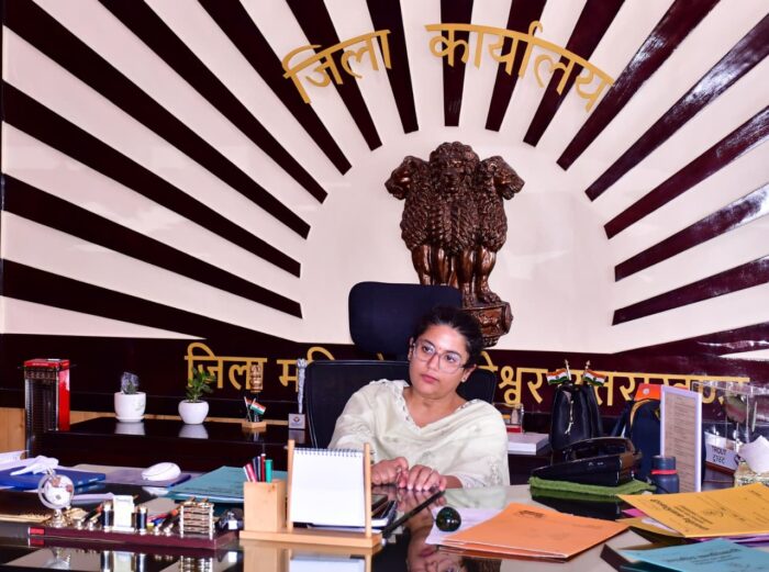 वन भूमि हस्तांतरण मामलों में तेजी लाने के निर्देश, जिलाधिकारी ने की समीक्षा बैठक