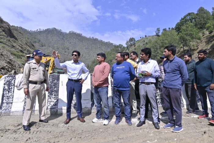 जिलाधिकारी अंशुल सिंह ने क्वारब में वैकल्पिक डोबा-चौसली मार्ग एवं क्वारब राष्ट्रीय राजमार्ग का किया निरीक्षण