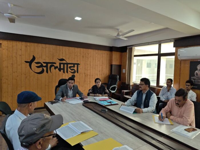 जिलाधिकारी एवं जिला निर्वाचन अधिकारी अंशुल सिंह की अध्यक्षता में कलेक्ट्रेट के वीसी कक्ष में विशेष गहन पुनरीक्षण (SIR) कार्यक्रम के संबंध में जनपद के विभिन्न राजनीतिक दलों के प्रतिनिधियों के साथ बैठक आयोजित की गई। बैठक में विशेष गहन पुनरीक्षण की प्रक्रिया, विभिन्न चरणों तथा इसके सफल क्रियान्वयन को लेकर विस्तार से चर्चा की गई।