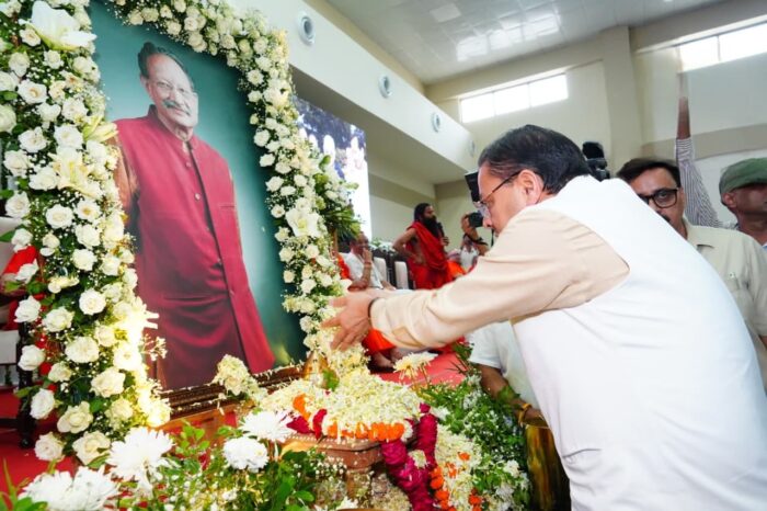 मुख्यमंत्री श्री पुष्कर सिंह धामी ने सोमवार को गढ़ी कैंट स्थित स्वर्गीय हरबंश कपूर मेमोरियल कम्युनिटी हॉल में आयोजित श्रद्धांजलि सभा में उत्तराखंड के पूर्व मुख्यमंत्री एवं भारत सरकार के पूर्व मंत्री मेजर जनरल (सेवानिवृत्त) भुवन चंद्र खण्डूड़ी के चित्र पर पुष्प अर्पित कर उन्हें श्रद्धासुमन अर्पित किए