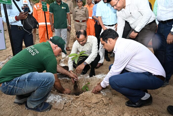 हरित हरिद्वार मुहिम को सार्थक करने के लिए जिलाधिकारी मयूर दीक्षित ने सिडकुल क्षेत्र में विश्व पर्यावरण दिवस के अवसर पर रुद्राक्ष का पौध किया रोपित