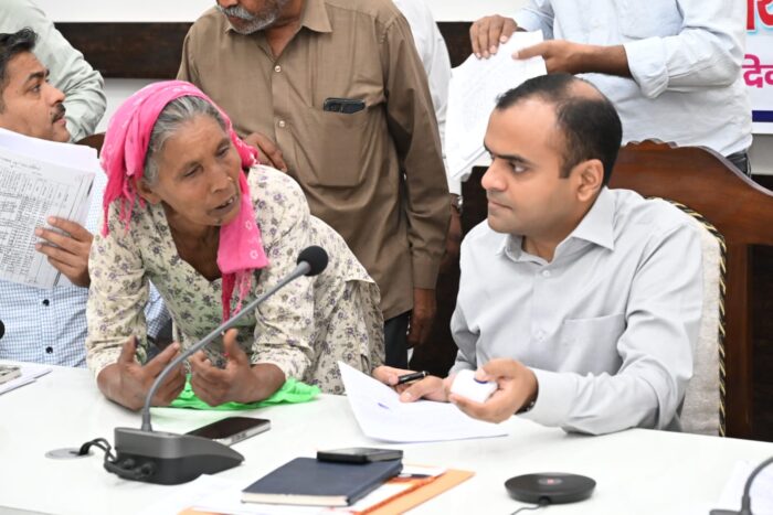 जिलाधिकारी मयूर दीक्षित की अध्यक्षता में आयोजित हुआ जन सुनवाई कार्यक्रम