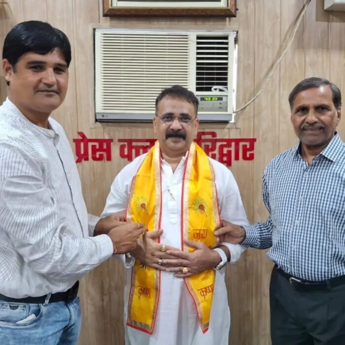 हरिद्वार प्रेस क्लब में शराब व्यवसायी का उत्कृष्ट कार्य के लिए पट्टाभिषेक कर किया गया सम्मानित 