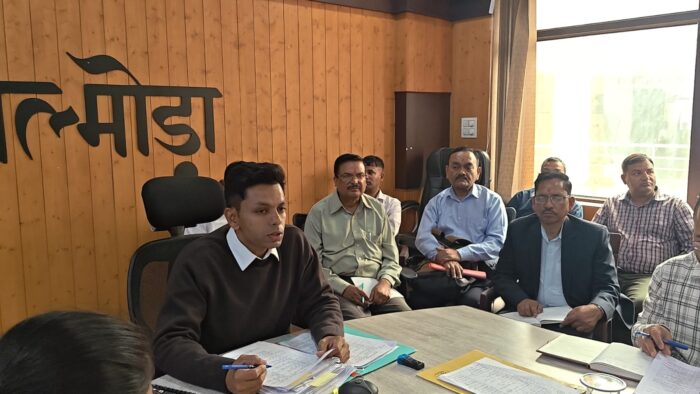 जिलाधिकारी अंशुल सिंह की अध्यक्षता में आज नवीन कलक्ट्रेट सभागार में उत्तराखण्ड अधीनस्थ सेवा चयन आयोग द्वारा दिनांक 14 जून 2026 को आयोजित होने वाली विभिन्न विभागों के स्नातक स्तरीय पदों की लिखित प्रतियोगी परीक्षा के सफल, निष्पक्ष एवं शांतिपूर्ण संचालन हेतु बैठक आयोजित की गई।