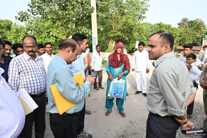 जिलाधिकारी ने गंगदासपुर गाँव में एसआईआर की प्रगति का लिया जायजा, बीएलओ को कार्य में तेजी लाने के निर्देश