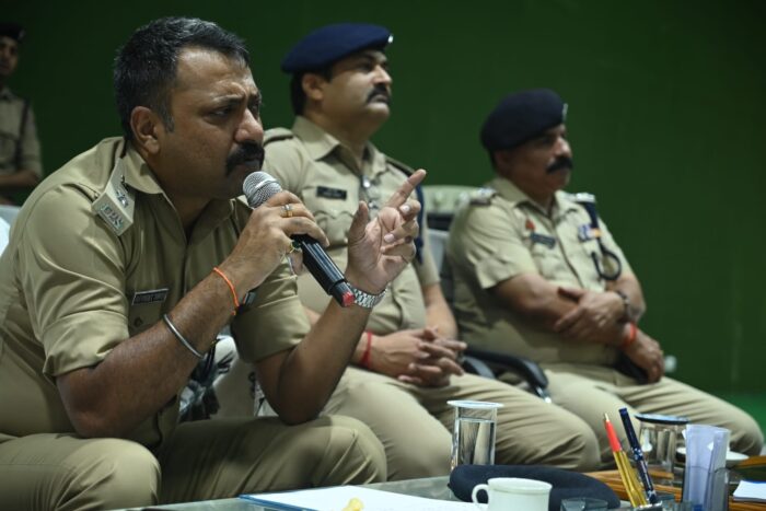 वीकेंड एवं सोमवती अमावस्या स्नान पर्व के दृष्टिगत एसएसपी हरिद्वार नवनीत सिंह ने 40वी वाहिनी पीएसी एवं पुलिस लाइन रोशनाबाद में प्रशिक्षण ले रहे रिक्रूट आरक्षियों को किया ब्रीफ