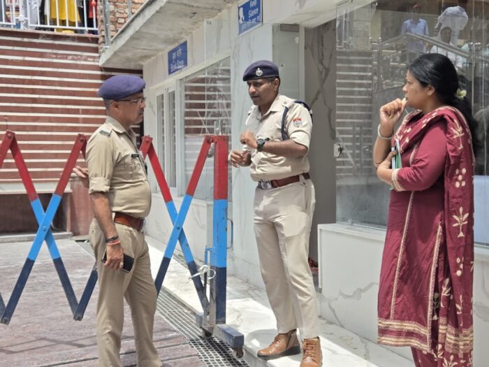 आईजी कुमाऊं, निवेदिता कुकरेती और एसएसपी नैनीताल, मंजूनाथ टीसी स्वयं फील्ड में उतरकर व्यवस्थाओं का ले रहे जायजा