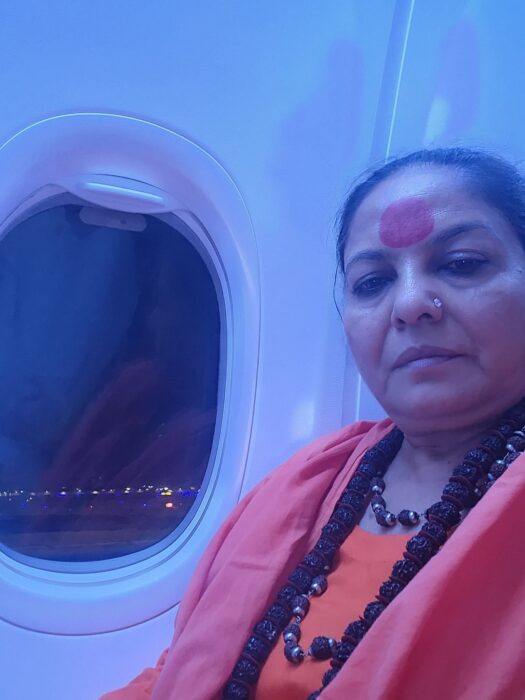 अपनी पुत्री समान लड़की के पुत्र का पिता बन गया है, हरिद्वार का एक आचार्य, यह बात एक महिला साध्वी ने खुलकर कही है। इस महिला साध्वी का आरोप है के गेरुआ वस्त्र धारी आचार्य जी का पुत्र मुंबई में शिक्षा ग्रहण कर रहा है।