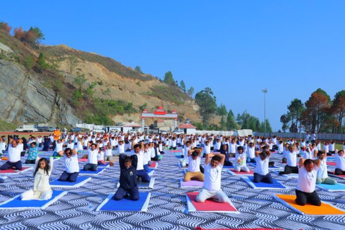 12वें अंतर्राष्ट्रीय योग दिवस पर जनपदभर में योग की धूम: योग, मतदान एवं नशा मुक्ति की दिलाई गई शपथ