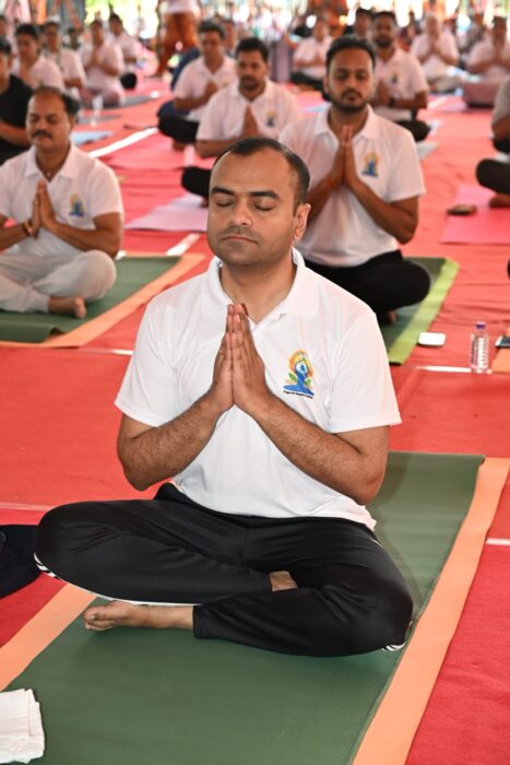 ऋषिकुल आयुर्वेदिक महाविद्यालय परिसर में 12वें अंतर्राष्ट्रीय योग दिवस पर 1000 से अधिक लोगों ने किया योगाभ्यास