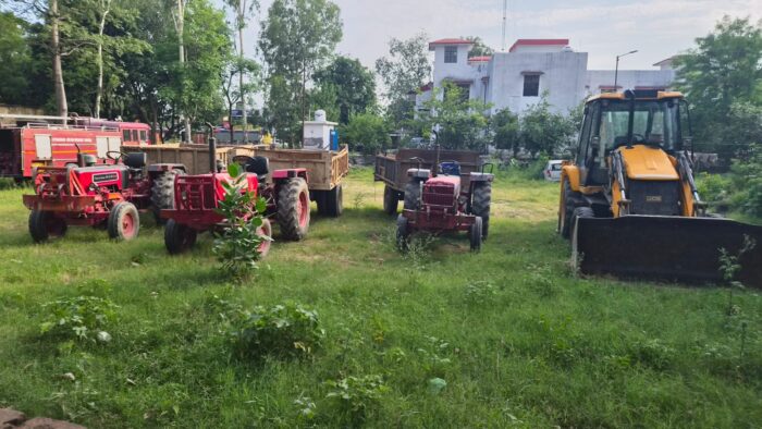 01 J.C.B. व 03 ट्रेक्टर ट्रालियों सीज, अवैध खनन व यातायात नियमों के उल्लंघन का है आरोप
