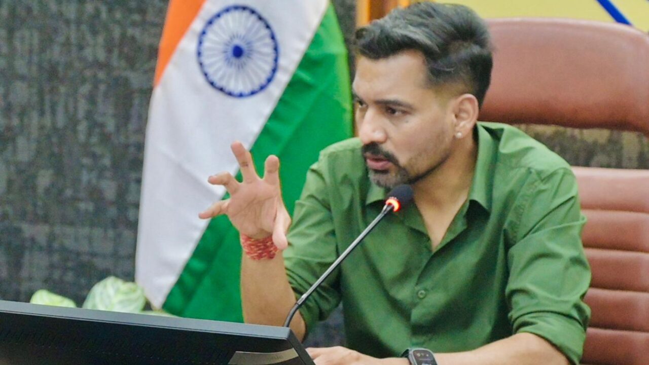 बैंकों की मनमानी पर डीएम सख्तः ‘जनता को परेशान किया तो होगी कार्रवाई, जिले का पैसा जिले के विकास में ही लगेगा’