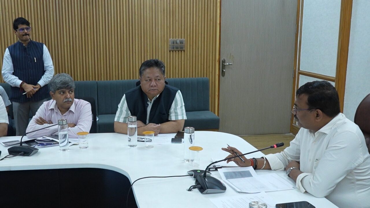 मुख्य सचिव आनन्द बर्द्धन ने मंगलवार को सचिवालय में प्रधानमंत्री श्री नरेन्द्र मोदी द्वारा शिलान्यास किए गए प्रोजेक्ट्स की प्रगति की समीक्षा की