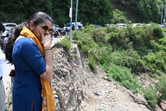 जिलाधिकारी ने सुरकंडा देवी मंदिर पार्किंग निर्माण कार्य का किया स्थलीय निरीक्षण, धीमी प्रगति पर जताई नाराजगी