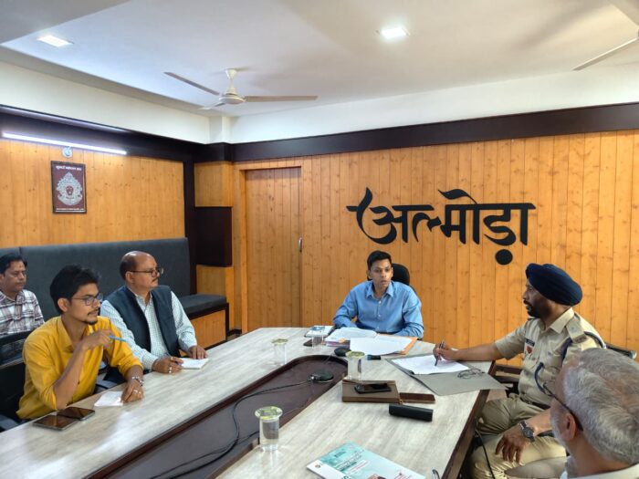 जिलाधिकारी अंशुल सिंह की अध्यक्षता में सोमवार को नवीन कलक्ट्रेट सभागार में आगामी राष्ट्रीय पात्रता सह प्रवेश परीक्षा( NEET-UG) 2026 पुनर्परीक्षा के संबंध में बैठक आयोजित की गई। बैठक में परीक्षा के सफल, निष्पक्ष एवं शांतिपूर्ण संचालन हेतु संबंधित विभागों को आवश्यक दिशा-निर्देश दिए गए