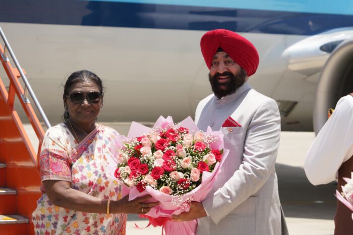 राष्ट्रपति श्रीमती द्रौपदी मुर्मु के देवभूमि उत्तराखण्ड आगमन पर जौलीग्रांट एयरपोर्ट में राज्यपाल लेफ्टिनेंट जनरल गुरमीत सिंह (से नि), मुख्यमंत्री श्री पुष्कर सिंह धामी, कैबिनेट मंत्री श्री मदन कौशिक, मुख्य सचिव श्री आनंद बर्द्धन, पुलिस महानिदेशक श्री दीपम सेठ सहित अन्य वरिष्ठ अधिकारियों ने उनका स्वागत किया