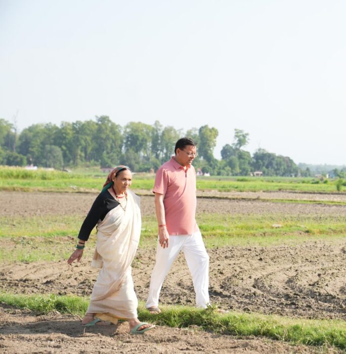 मुख्यमंत्री धामी ने खेत में चलाया टिलर, पारंपरिक कृषि और जैविक खेती को बढ़ावा देने का दिया संदेश