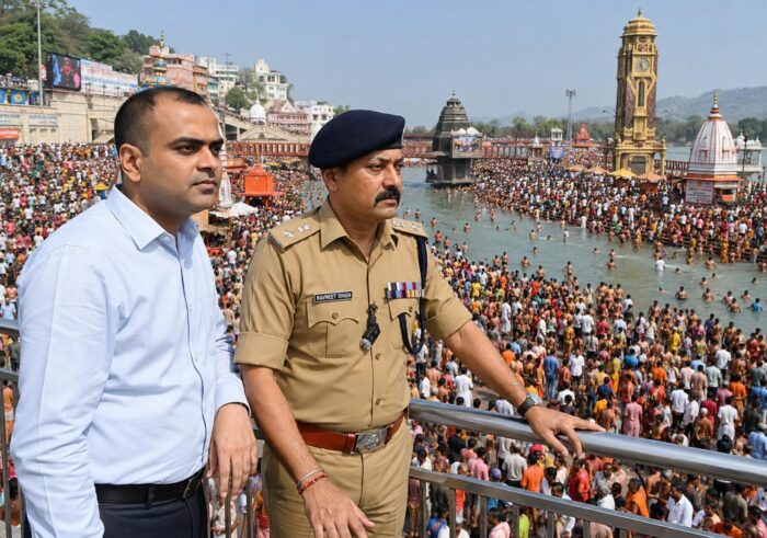 सोमवती अमावस्या की पूर्व संध्या पर हर की पौड़ी पर प्रतिदिन होने वाली गंगा आरती में भारी संख्या में श्रद्धालुओं की भीड़ उमड़ी जिला अधिकारी मयूर दीक्षित व वरिष्ठ पुलिस अधीक्षक नवनीत भुल्लर ने संभाली कमान।