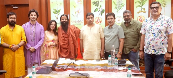 योग गुरु बाबा रामदेव, आचार्य महामंडलेश्वर स्वामी अवधेशानंद गिरी से मिले कृष्णावतारम पार्ट एक के कलाकार