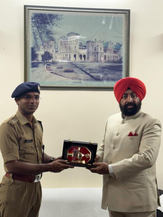 राज्यपाल ने जिलाधिकारी एवं वरिष्ठ पुलिस अधीक्षक को प्रतीक चिह्न देकर किया सम्मानित नशा मुक्ति केंद्र को लोक भवन से दो लाख रुपये की सहायता, उत्कृष्ट कार्यों की सराहना