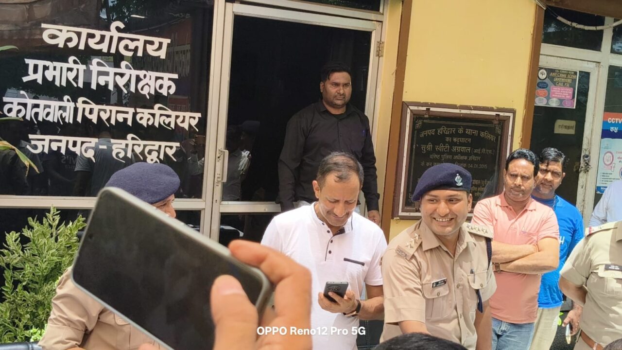 हरिद्वार कलियर 10 लाख रुपये से अधिक कीमत के 52 मोबाइल बरामद