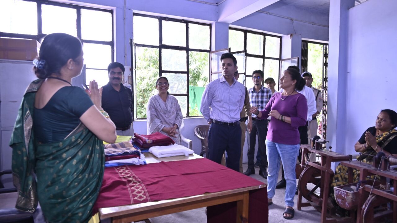 जिलाधिकारी ने अल्मोड़ा हैंडलूम स्वयं सहायता समूह पातालदेवी का किया निरीक्षण
