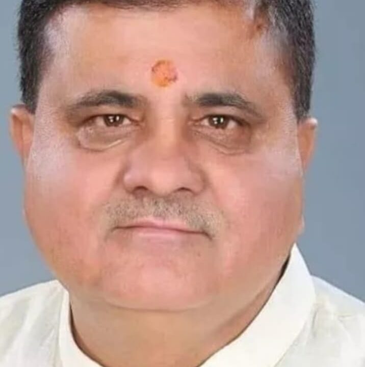 भारतीय जनता पार्टी उत्तराखंड के प्रदेश अध्यक्ष महेंद्र भट्ट इतने महान नेता हैं।की उन्होंने जंतर मंतर पर आंदोलन करने वाले छात्रों के बारे मे जिन शब्दों का प्रयोग किया है